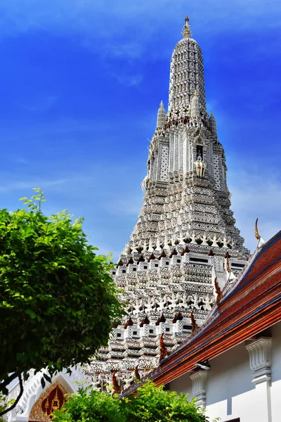 Wat Arun Ratchawararam, um templo budista em Bangkok, Tailândia — Fotografia de Stock