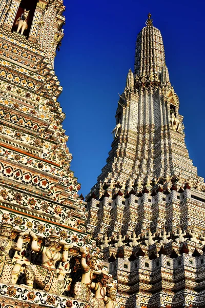 Wat Arun Ratchawararam, um templo budista em Bangkok, Tailândia — Fotografia de Stock