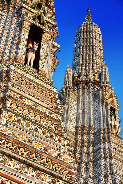 Wat Arun Ratchawararam, um templo budista em Bangkok, Tailândia — Fotografia de Stock