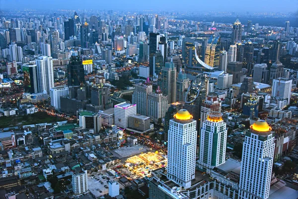 Güneş battıktan sonra Bangkok, Tayland şehrin görünümü — Stok fotoğraf