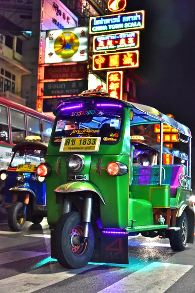 Tuk-tuk, bir otomatik çekçek Bangkok mahallesinde — Stok fotoğraf