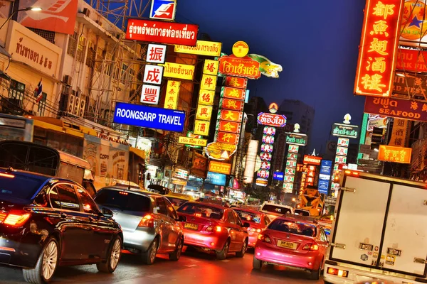 Yaowarat Road, a rua principal de Chinatown em Bangkok Tailândia — Fotografia de Stock