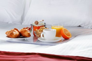 Otel odasında, yatakta kahvaltı..