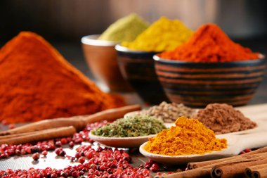 Baharat mutfak masasının üzerinde çeşitli