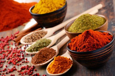 Baharat mutfak masasının üzerinde çeşitli