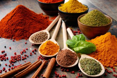 Baharat mutfak masasının üzerinde çeşitli