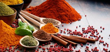 Baharat mutfak masasının üzerinde çeşitli