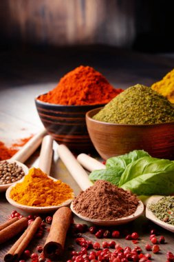 Baharat mutfak masasının üzerinde çeşitli