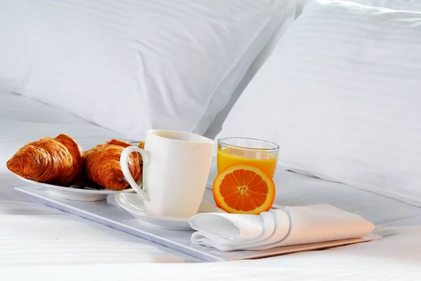 Πρωινό στο κρεβάτι στο δωμάτιο ξενοδοχείου. — Φωτογραφία Αρχείου