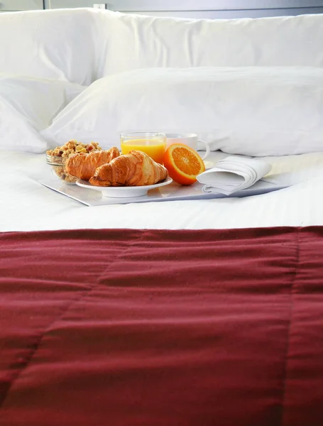 Petit déjeuner au lit dans la chambre d'hôtel. — Photo