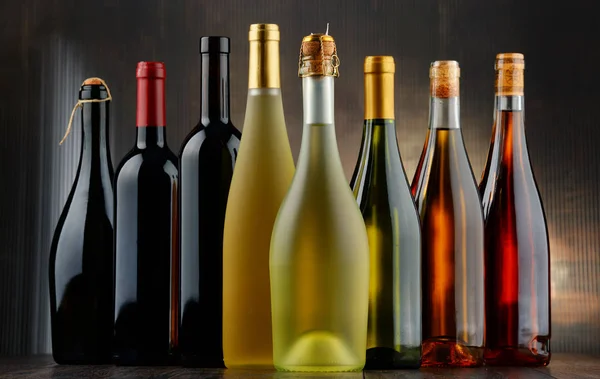 Složení s rozmanitými lahví vína — Stock fotografie