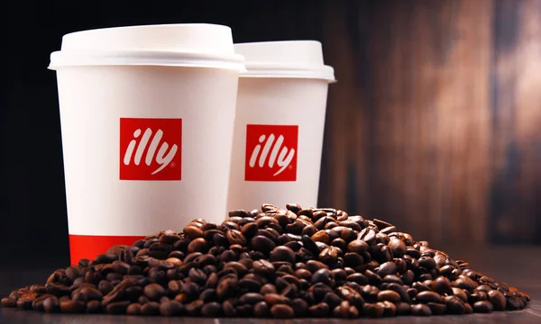 Composição com xícaras de papel de café Illy e grãos — Fotografia de Stock