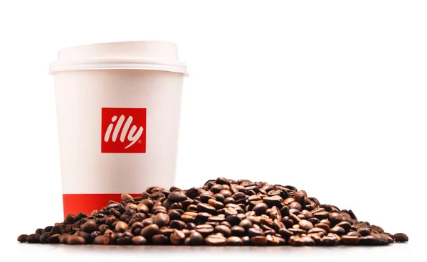 Composición con taza de papel de Illy café y frijoles — Foto de Stock