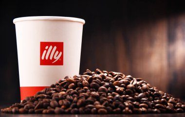 Kağıt bardak ile kompozisyon Illy kahve ve fasulye