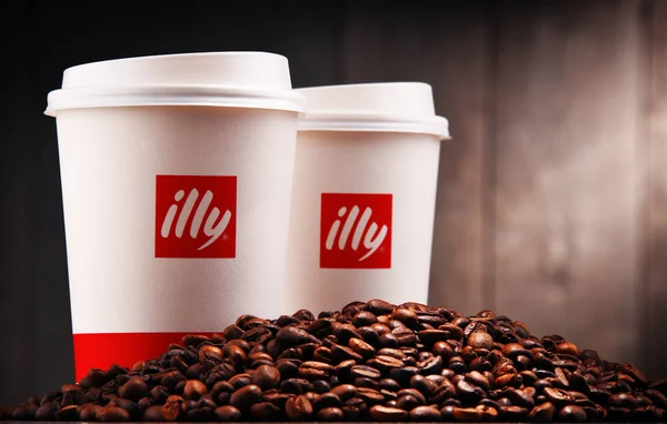 Composição com xícaras de papel de café Illy e grãos — Fotografia de Stock