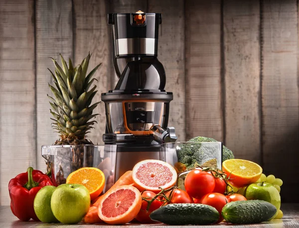 Exprimidor lento con frutas y verduras orgánicas . —  Fotos de Stock