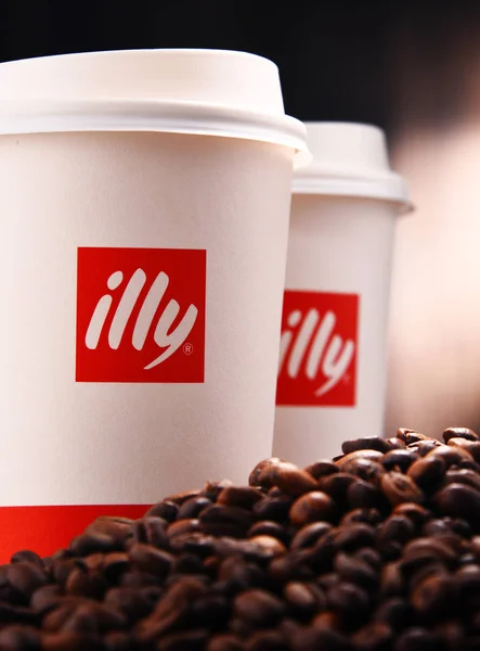 Composição com xícaras de papel de café Illy e grãos — Fotografia de Stock