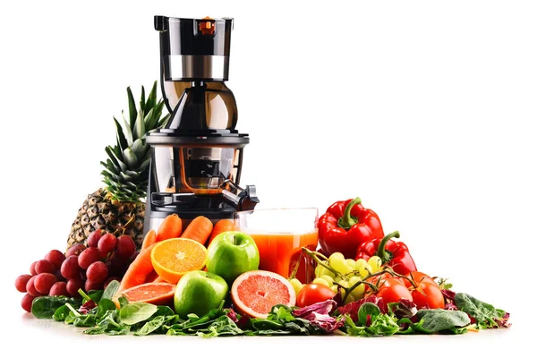 Juicer lento com frutas e legumes orgânicos isolados em branco — Fotografia de Stock