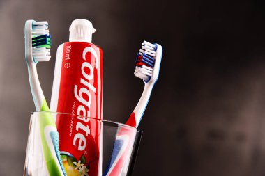 Colgate diş macunu ve diş fırçası ile kompozisyon