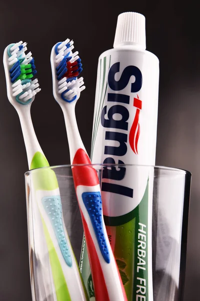 Složení s signál zubní pastu a kartáček na zuby — Stock fotografie
