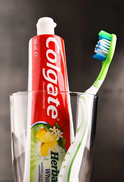 Složení s Colgate zubní pastu a kartáček na zuby — Stock fotografie