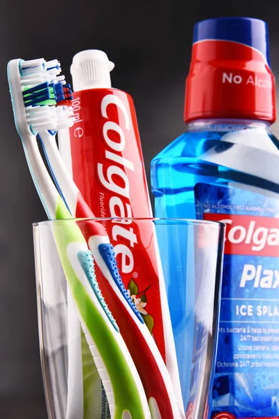 Composición con pasta de dientes Colgate y cepillo de dientes — Foto de Stock