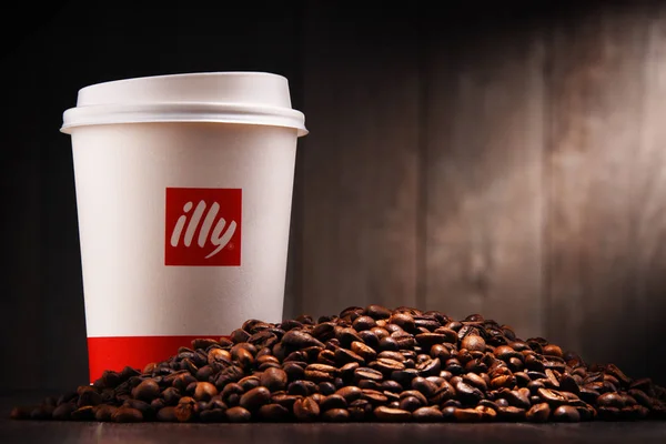 Composição com xícara de papel de café Illy e grãos — Fotografia de Stock