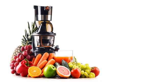 Juicer lento com frutas e legumes orgânicos isolados em branco — Fotografia de Stock