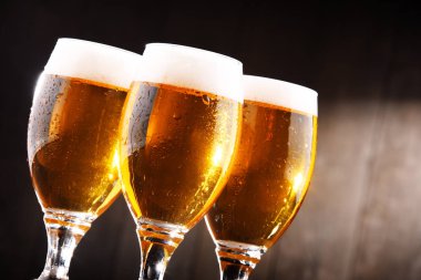 Üç bardak bira ile kompozisyon