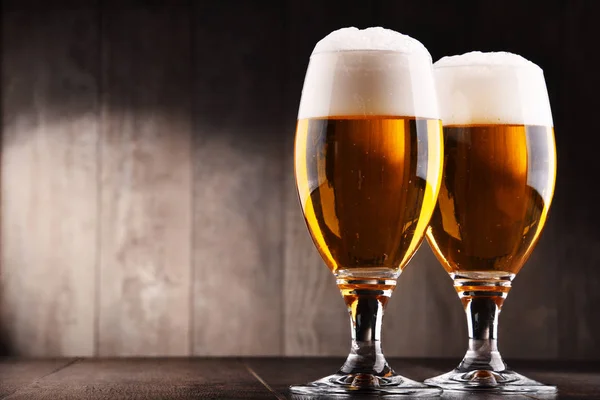 Skład z dwoma szklankami piwa piwnego — Zdjęcie stockowe