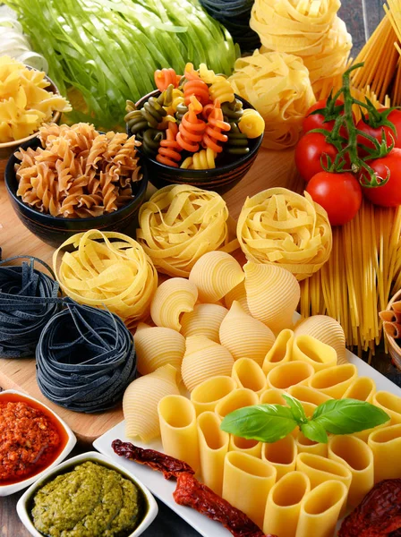 Samenstelling met verschillende soorten pasta op keukentafel — Stockfoto