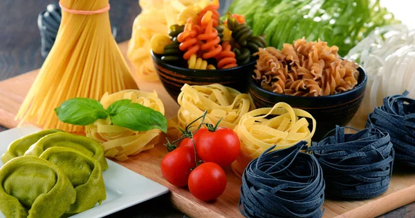 Composição com diferentes tipos de massas na mesa da cozinha — Fotografia de Stock