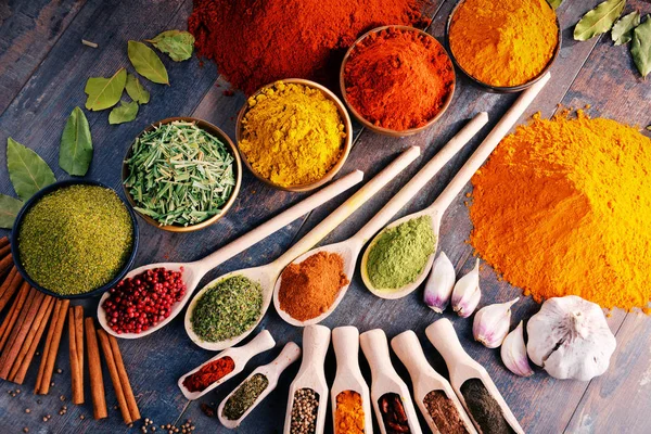Verscheidenheid van kruiden en specerijen op keukentafel — Stockfoto