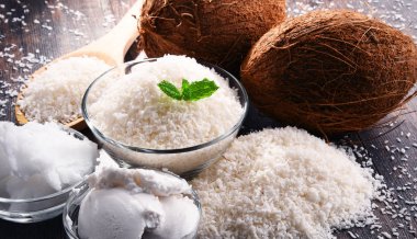 Rendelenmiş hindistan cevizi ve kabukları kase ile kompozisyon