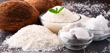 Rendelenmiş hindistan cevizi ve kabukları kase ile kompozisyon