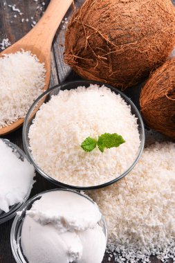 Rendelenmiş hindistan cevizi ve kabukları kase ile kompozisyon