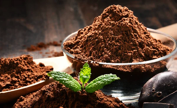 Composición con tazón de cacao en polvo sobre mesa de madera — Foto de Stock