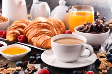Kahve, meyve suyu, kruvasan ve meyve ile Kahvaltı