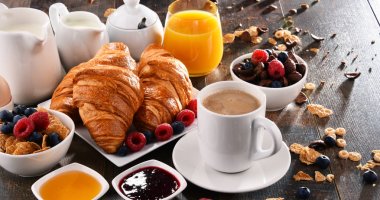 Kahve, meyve suyu, kruvasan ve meyve ile Kahvaltı