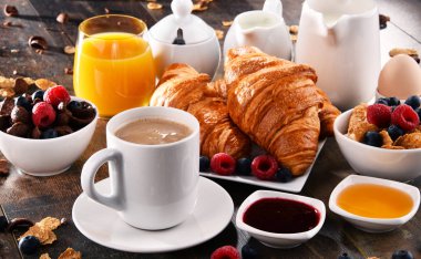 Kahve, meyve suyu, kruvasan ve meyve ile Kahvaltı