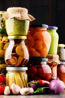 Çeşitli sebze turşulu kavanozlar..
