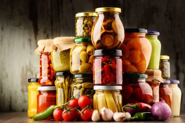 Çeşitli sebze turşulu kavanozlar..