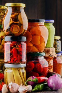 Çeşitli sebze turşulu kavanozlar..