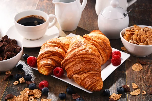 Colazione servita con caffè, croissant, cereali e frutta — Foto Stock