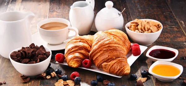 Café da manhã servido com café, croissants, cereais e frutas — Fotografia de Stock