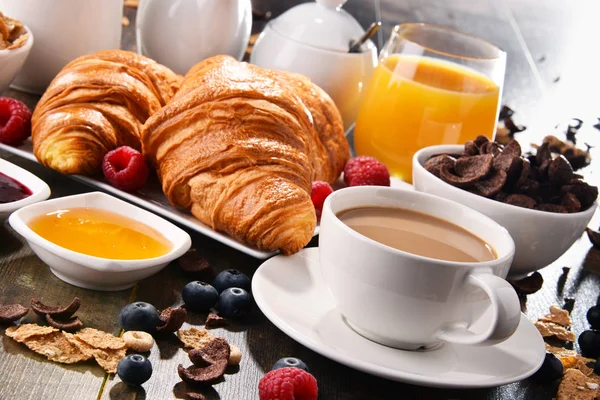 Desayuno servido con café, zumo, croissants y frutas —  Fotos de Stock