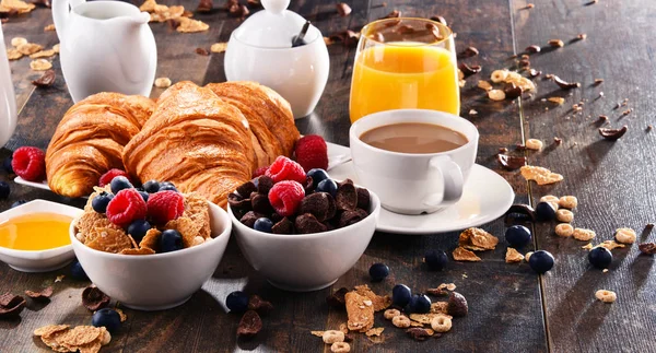 Colazione servita con caffè, succo di frutta, croissant e frutta — Foto Stock