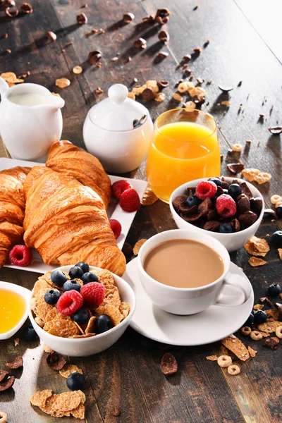 Café da manhã servido com café, suco, croissants e frutas — Fotografia de Stock