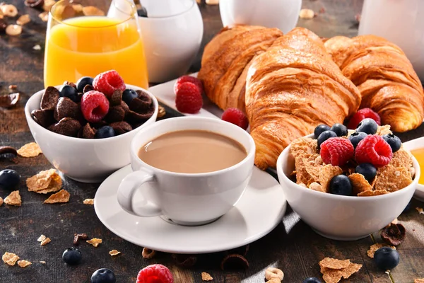 Frukost med kaffe, juice, croissanter och frukter — Stockfoto