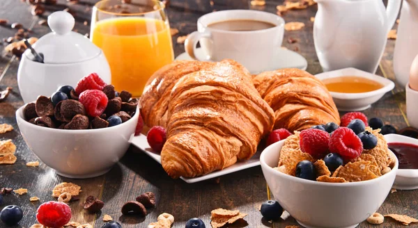 Frühstück mit Kaffee, Saft, Croissants und Obst — Stockfoto